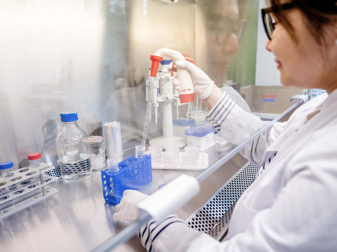 Eine Studentin der medizinischen Fakultät der Ruhr Universität Bochum forscht an einem medizinischen Gerät